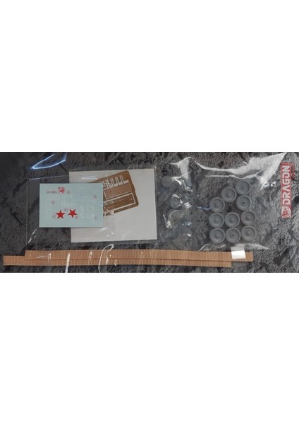 7208 1/72 Ölçek, Soviet SU-100 Tank Avcısı Plastik Model Kiti