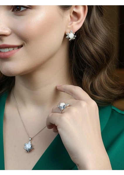 Kadın 925 Ayar Gümüş Çiçek ve Kelebek Zirkon Taşlı Takı Set