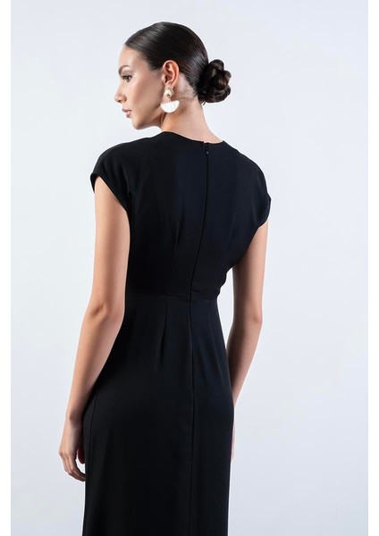 Ovaldes V Yaka Pileli Anvelop Belde Aksesuar Detaylı Elbise Siyah modelleri