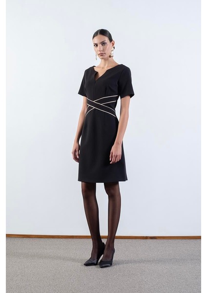 Danella Önü V Yakasız Beli Çapraz Biye Detaylı Elbise Siyah fiyatları