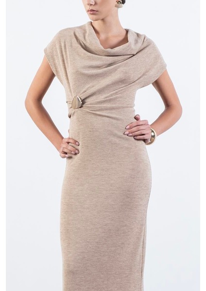 Disolina Degaje Yaka Kolsuz Belinde Toka Detaylı Elbise Bej fiyatları