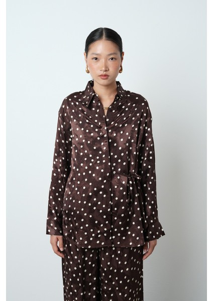 Kadın Yandan Bağlamalı Puantiye Desenli Kahverengi Gömlek