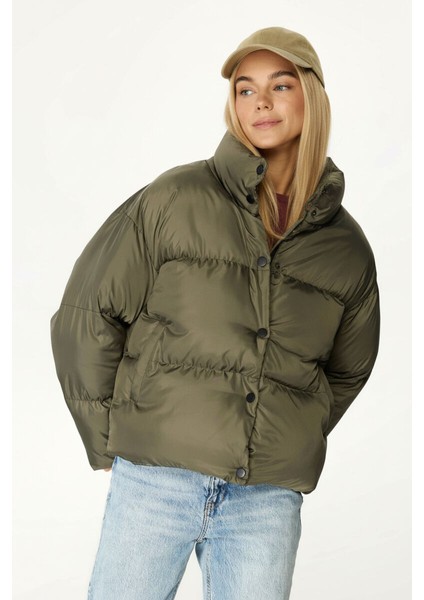 İçi Astarlı Su ve Rüzgar Geçirmez Cepli Dik Yaka Kadın Mont