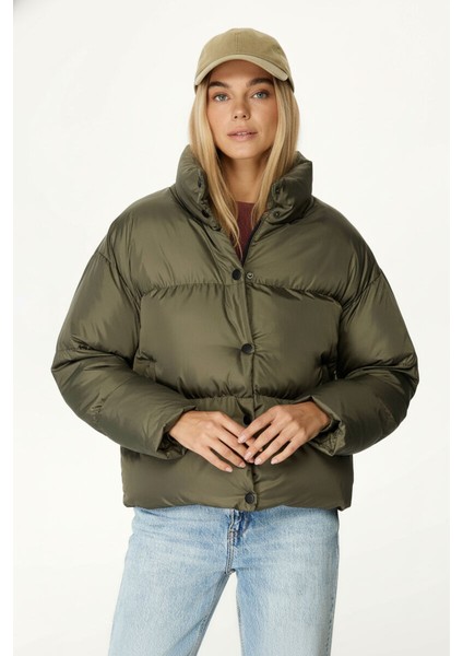 İçi Astarlı Su ve Rüzgar Geçirmez Cepli Dik Yaka Kadın Mont fiyatları