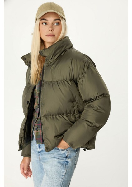 İçi Astarlı Su ve Rüzgar Geçirmez Cepli Dik Yaka Kadın Mont modelleri