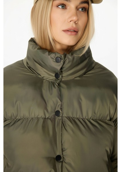 İçi Astarlı Su ve Rüzgar Geçirmez Cepli Dik Yaka Kadın Mont fırsatları