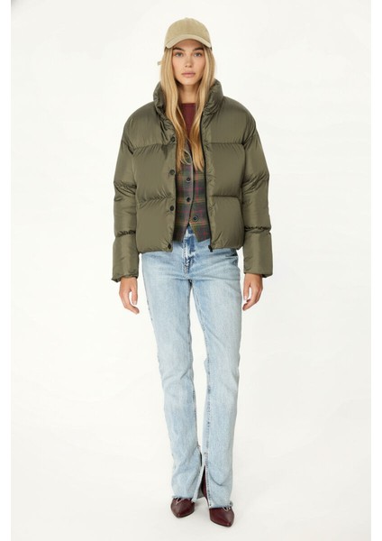 İçi Astarlı Su ve Rüzgar Geçirmez Cepli Dik Yaka Kadın Mont indirimleri