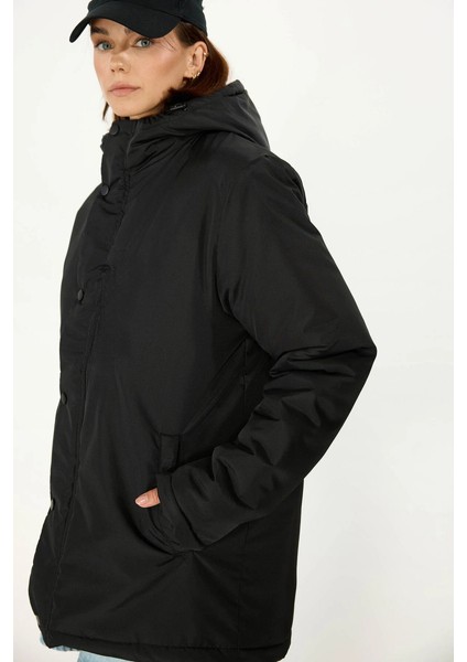 İçi Kürklü Su ve Rüzgar Geçirmez Cepli Kapüşonlu Kadın Mont