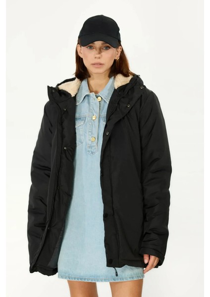 İçi Kürklü Su ve Rüzgar Geçirmez Cepli Kapüşonlu Kadın Mont