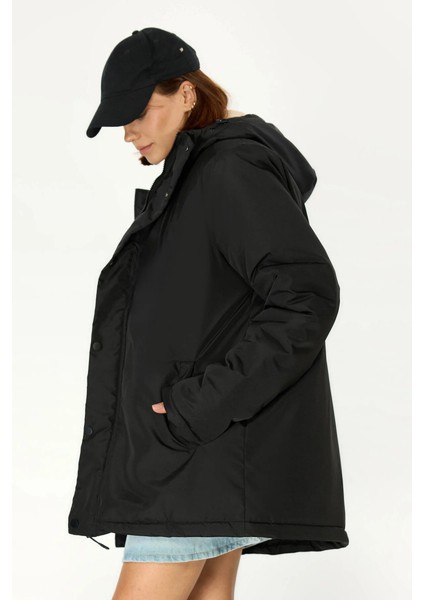 İçi Kürklü Su ve Rüzgar Geçirmez Cepli Kapüşonlu Kadın Mont