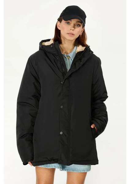 İçi Kürklü Su ve Rüzgar Geçirmez Cepli Kapüşonlu Kadın Mont