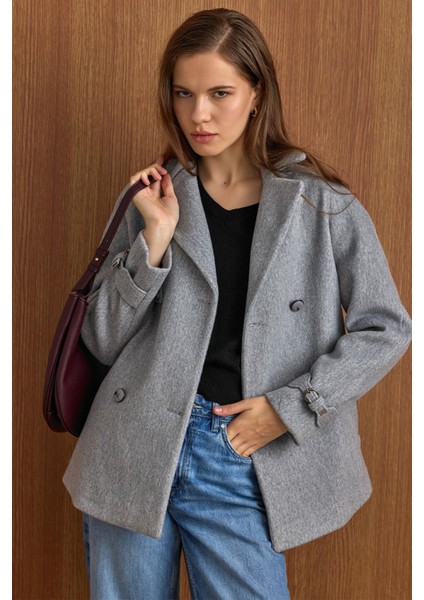 Pelerin ve Kol Patı Detaylı Kruvaze Kısa Kaban AÇIK GRİ 3161