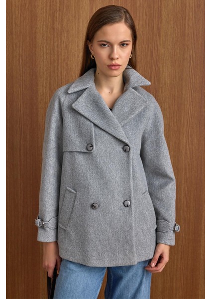 Pelerin ve Kol Patı Detaylı Kruvaze Kısa Kaban AÇIK GRİ 3161