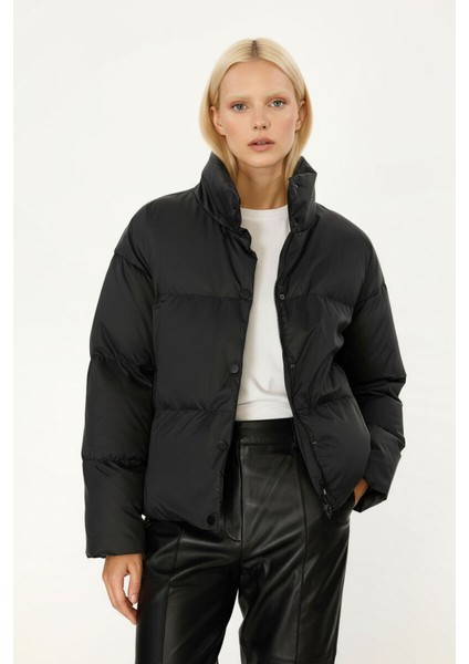 İçi Astarlı Su ve Rüzgar Geçirmez Cepli Dik Yaka Kadın Mont