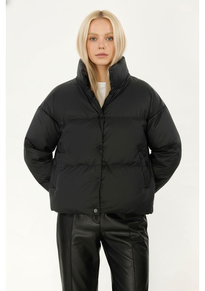 İçi Astarlı Su ve Rüzgar Geçirmez Cepli Dik Yaka Kadın Mont modelleri