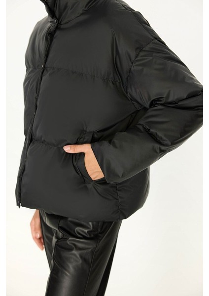 İçi Astarlı Su ve Rüzgar Geçirmez Cepli Dik Yaka Kadın Mont indirimleri