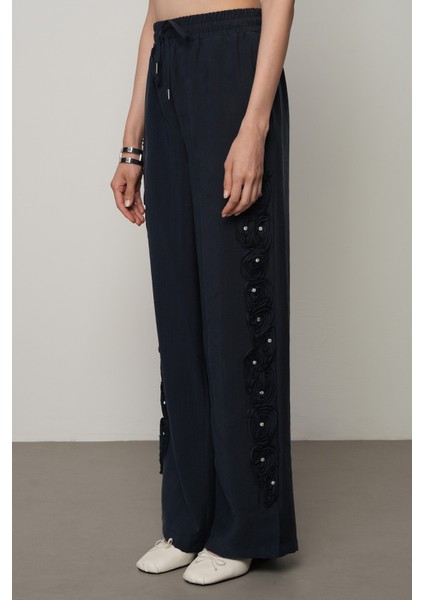 Kadın Şerit Gül ve Taş Detaylı Düz Renk Beli Lastikli Bol Paça Pantolon modelleri