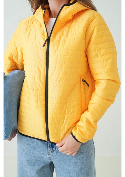 Içi Astarlı Su ve Rüzgar Geçirmez Cepli Kapüşonlu Kadın Mont indirimleri