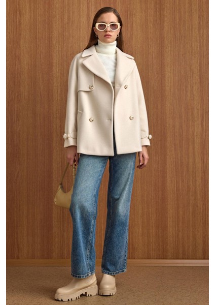 Pelerin ve Kol Patı Detaylı Kruvaze Kısa Kaban EKRU 3161