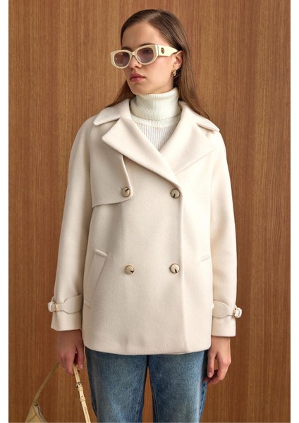 Pelerin ve Kol Patı Detaylı Kruvaze Kısa Kaban EKRU 3161