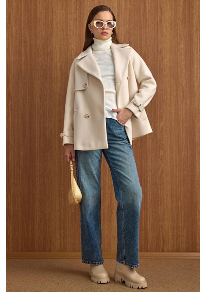 Pelerin ve Kol Patı Detaylı Kruvaze Kısa Kaban EKRU 3161