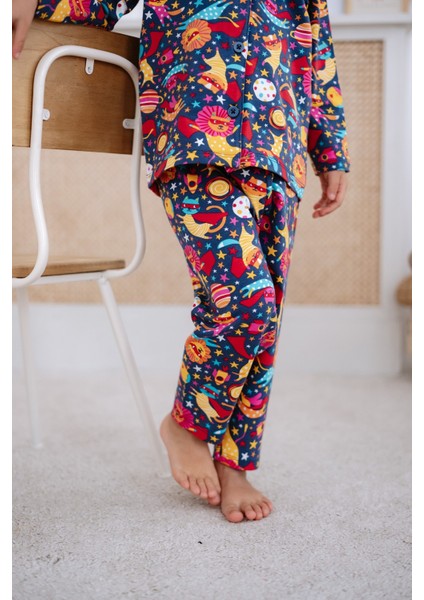 Önden Düğmeli Çocuk Pijama Takımı Uzay Desenli 2-6 Yaş fırsatları