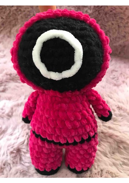 El Yapımı Squid Game Peluş Amigurumi Oyuncak – Kadife Ip ile Örülmüş Sevimli Koleksiyon Oyuncağı