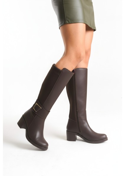 Deri Görünümlü Arkası Streç Esnek Kalın Orta Yüksek Topuklu Toka Detaylı Fermuarlı Kahve Uzun Çizme indirimleri