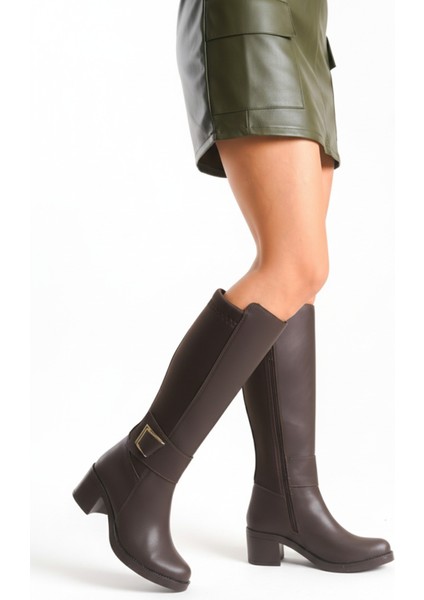 Deri Görünümlü Arkası Streç Esnek Kalın Orta Yüksek Topuklu Toka Detaylı Fermuarlı Kahve Uzun Çizme
