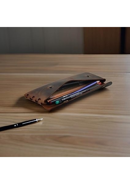 Deri Kalemlik, El Yapımı Kalemlik Hakiki Deri, Deri Küçük Kalem Kutusu – Iş, Ofis, Okul Aksesuar Tutucu, Klasik ve Minimal El Yapımı Tasarım Vintage Kalemlik (Taba) modelleri