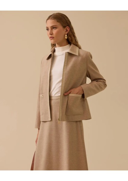 10002521110018 Önden Fermuarlı Yakası ve Cep Uçları Deri Detaylı Kısa Ceket