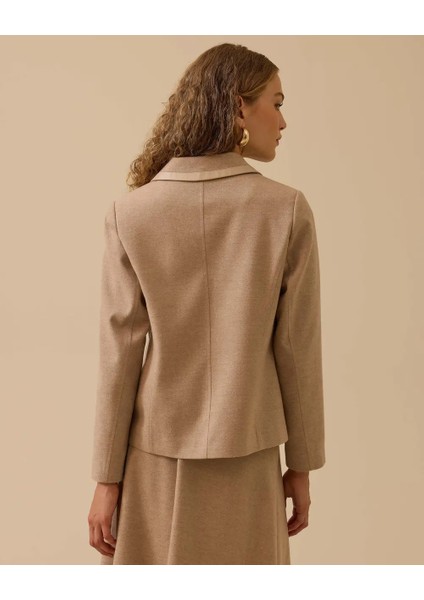 10002521110018 Önden Fermuarlı Yakası ve Cep Uçları Deri Detaylı Kısa Ceket modelleri