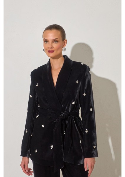 Siyah Taş ve Yaka Detaylı Bağlamalı Ceket