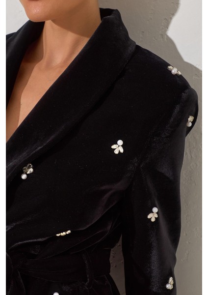 Siyah Taş ve Yaka Detaylı Bağlamalı Ceket fırsatları