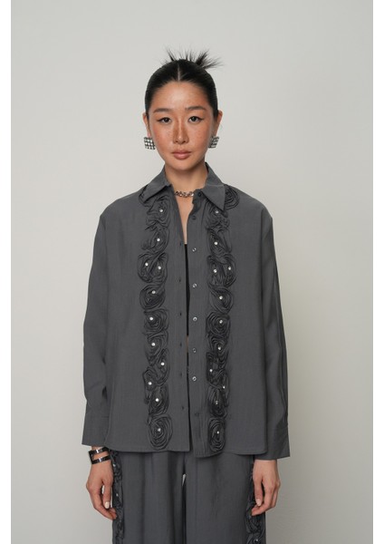 Kadın Gül ve Taş Şerit Işlemeli Düz Gömlek