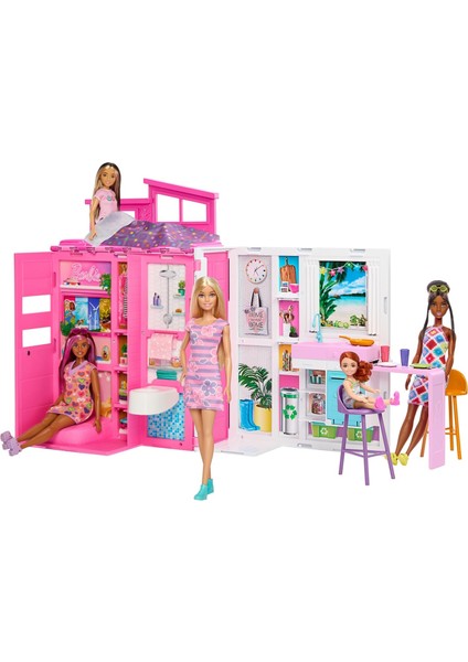 Bebek ve Evi Oyun Seti; Mutfak,, Çatı Katı Yatak Odası ve Salon Dahil 4 Oyun Alanı Bulunan Yazlık Ev, 11 Dekorasyon Aksesuarı, HRJ77