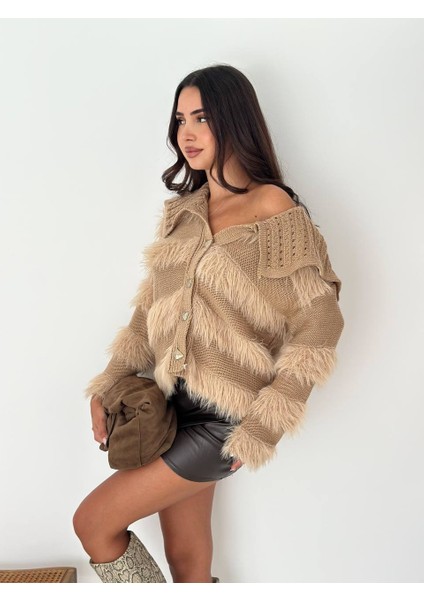 Kadın Şekilli Gold Düğme Detaylı Tüylü Saçaklı Yakalı Kalın Örgü Triko Hırka