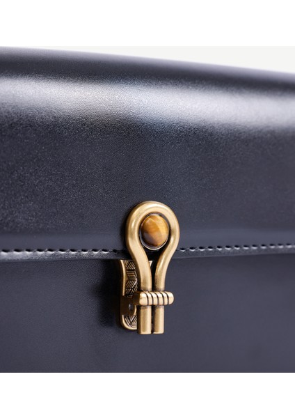 Deri Görünümlü Toka Detaylı Omuz Çantası fırsatları