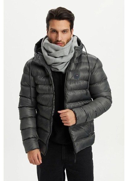 İçi Astarlı Su ve Rüzgar Geçirmez Cepli Kapüşonlu Erkek Mont