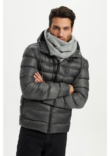 İçi Astarlı Su ve Rüzgar Geçirmez Cepli Kapüşonlu Erkek Mont fırsatları