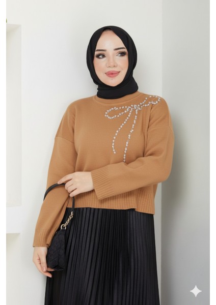 Fiyonk Detaylı Triko Taşlı Etek Üstü Crop Kazak