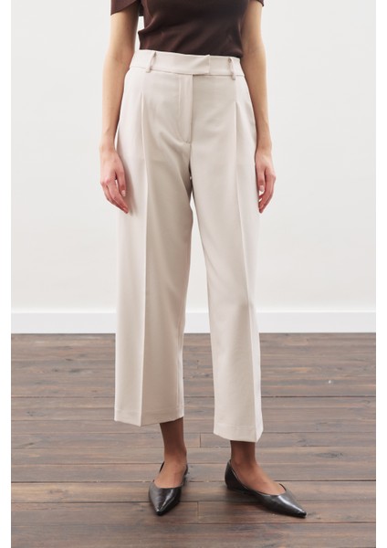 Pile Detaylı Düz Kesim Pantolon Bej fırsatları