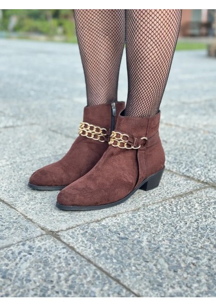 Chai Büyük Numara Zincir Detaylı Kısa Topuklu Kadın Bot Şık ve Konforlu