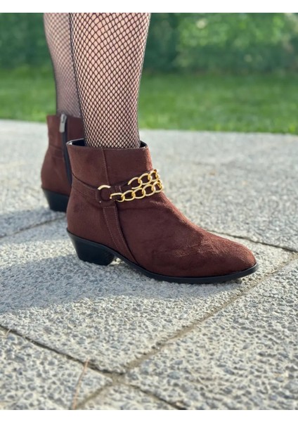 Chai Büyük Numara Zincir Detaylı Kısa Topuklu Kadın Bot Şık ve Konforlu