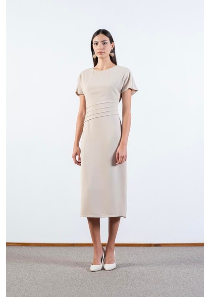 Dianora Yuvarlak Yaka Beli Nervüllü Kısa Kol Elbse Bej