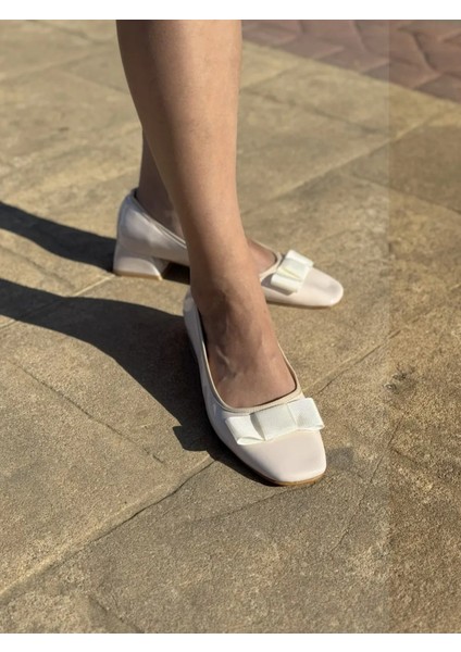 Bery Büyük Numara Kadın Küt Burun Rugan Topuklu Ayakkabı Kurdele Fiyonklu modelleri