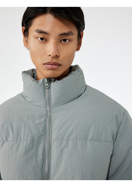 Uzun Kollu Kapaklı Cep Detaylı Fermuarlı Slim Fit Dik Yaka Kışlık Şişme Mont