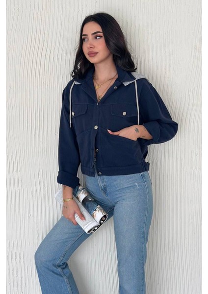 Kadın Kapüşonlu Düğmeli Gabardin Ceket – Sportif & Şehirli Stil