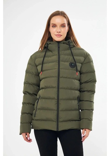 İçi Astarlı Su ve Rüzgar Geçirmez Cepli Kapüşonlu Kadın Mont