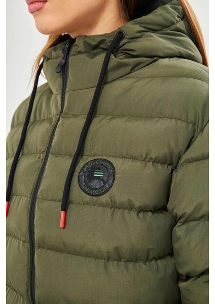 İçi Astarlı Su ve Rüzgar Geçirmez Cepli Kapüşonlu Kadın Mont fırsatları